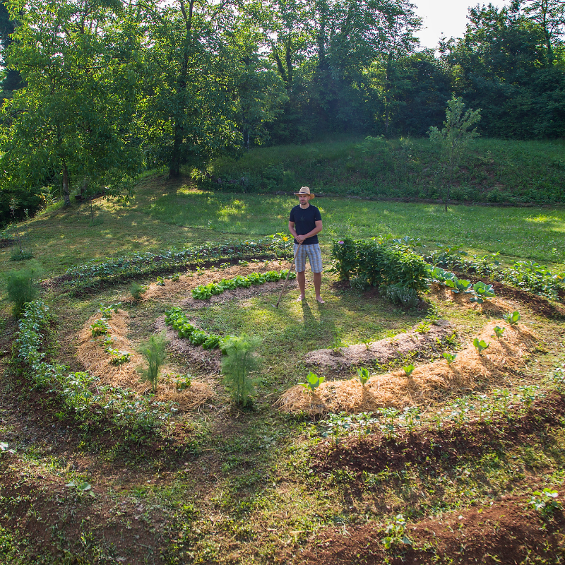 permaculture-homme-champ-cultiver-la-terre